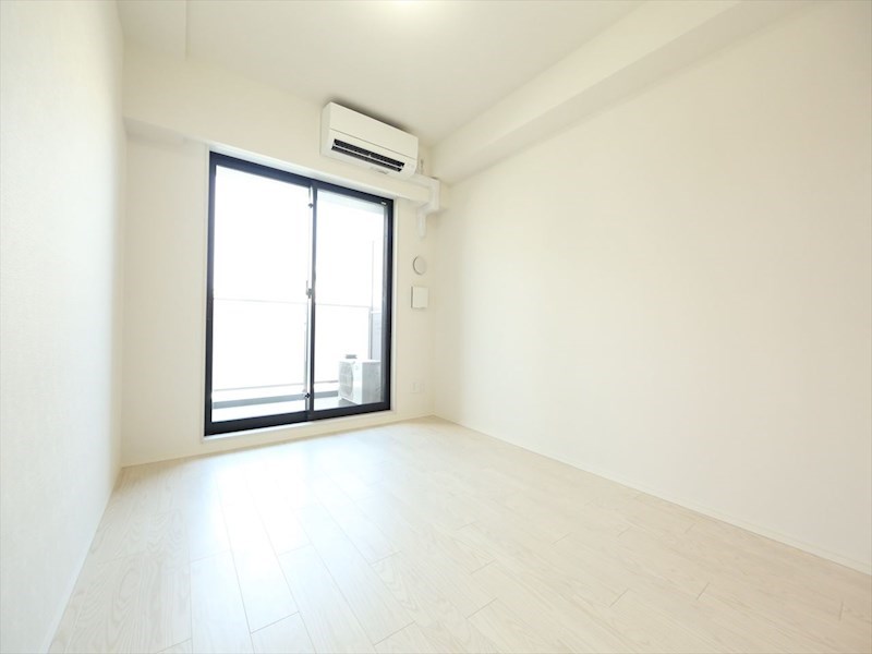 居室・リビング　洋室7.3帖　エアコン完備　バルコニー