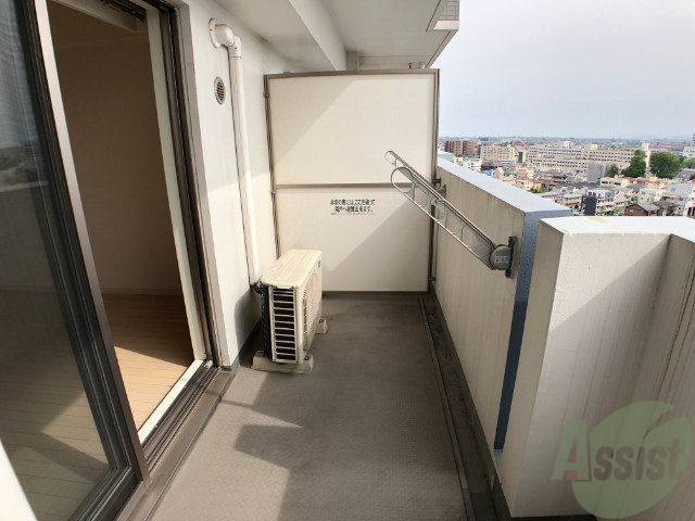 バルコニー　ベランダも広々してます。洗濯物など干せますよ。