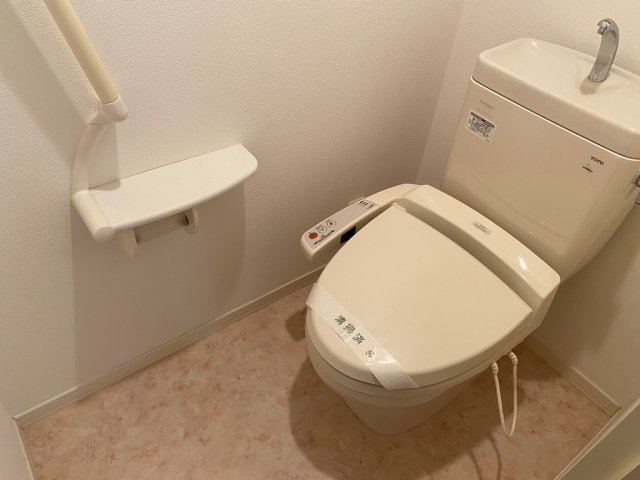 トイレ　温水洗浄便座付きのトイレです。上部に棚もございます♪
