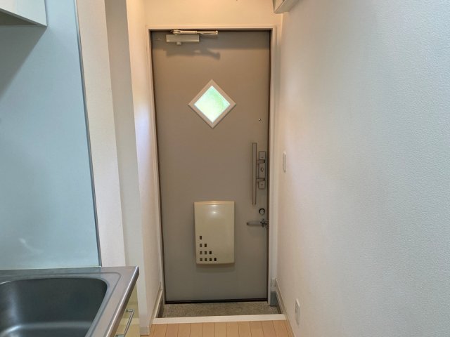 玄関　玄関の鍵は上下２重ロックで安心です。シューズボックス付き♪