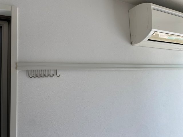 その他　洋室６帖には壁掛けのフックも付いていて便利です♪