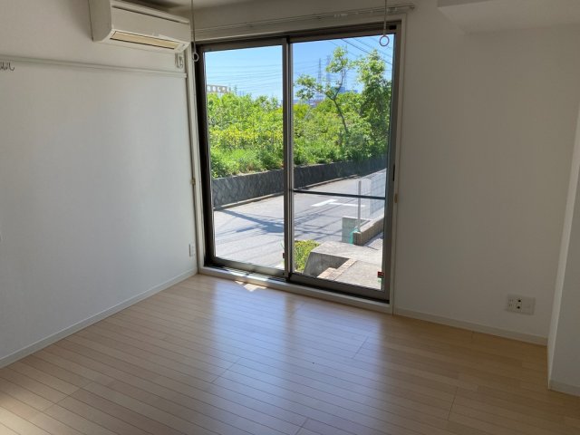 居室・リビング　洋室６帖はエアコン・壁掛け・室内物干し・クローゼット付き♪