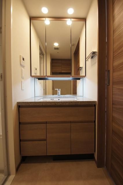 洗面設備　ゆったりとスペースのある洗面所