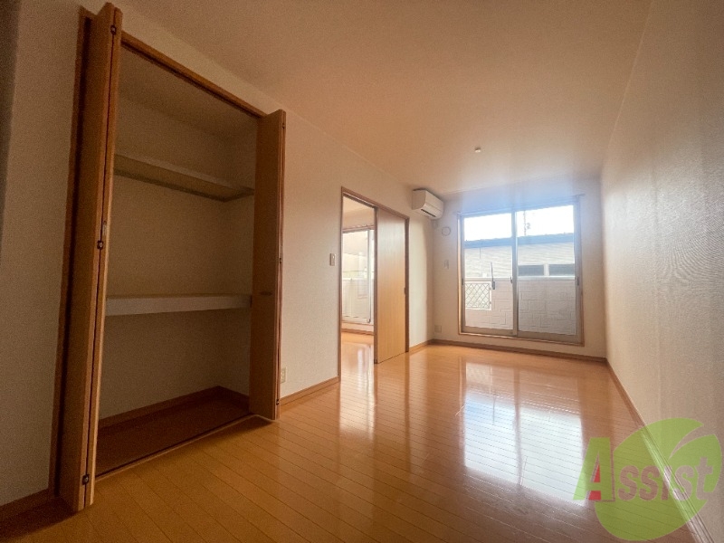 居室・リビング　リビングはこんな感じです。窓が大きくて良く陽が入ってきます。