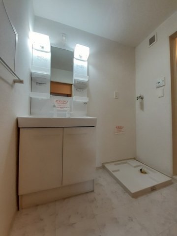 洗面設備　明るい洗面所です