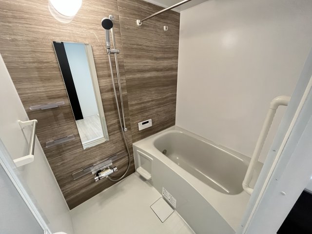 バス・シャワールーム　清潔感ある浴室スペース