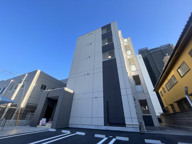 建物外観　鉄骨造5階建て