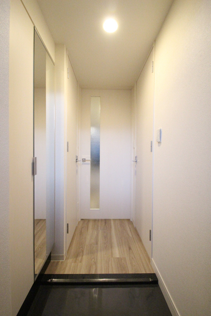 玄関　※同タイプ別階の参考写真です
