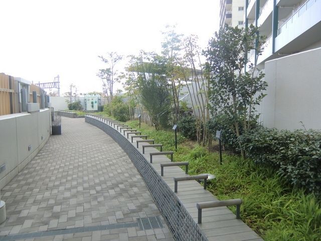 庭　緑豊なエントランスアプローチ