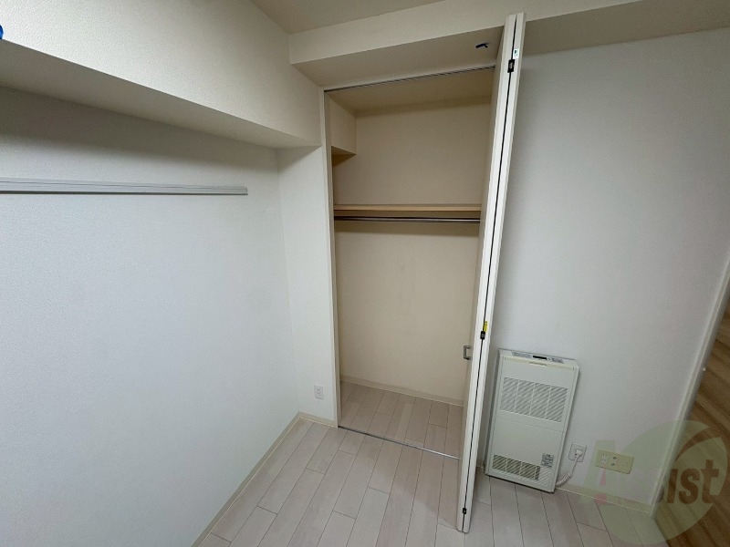 収納　こちらの収納にはハンガーをかけて服もしまえますね。