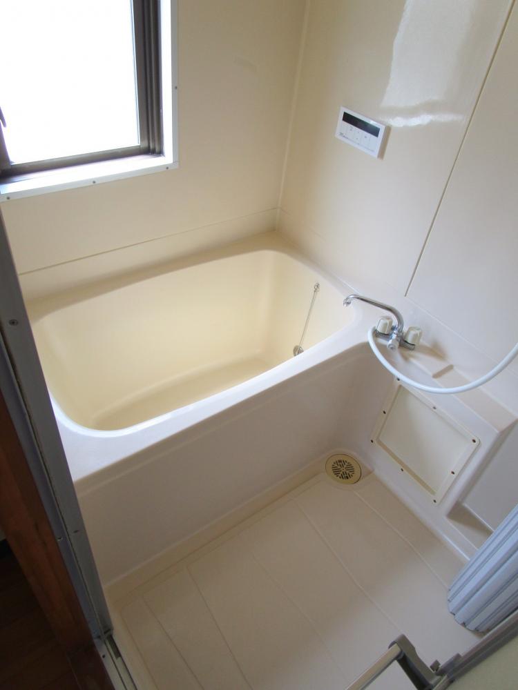 バス・シャワールーム　小窓付で換気に便利！※室内写真は同物件他室です。