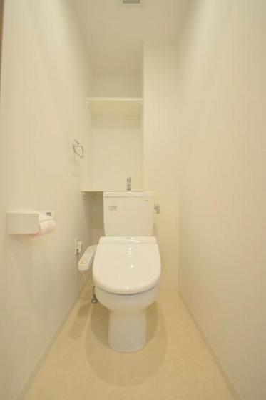 トイレ　温水洗浄便座・収納棚はなかなか嬉しい！！