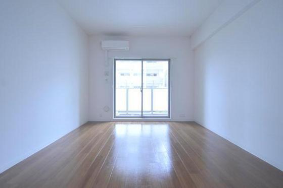 居室・リビング　洋室約１０帖（＾○＾）ベット・ソファー何でも置けそうですね