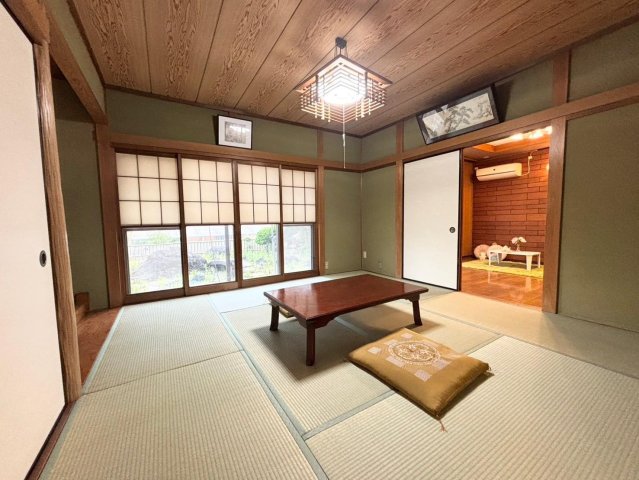 その他部屋・スペース　雪見障子を開けると、庭をお楽しみ頂けます。