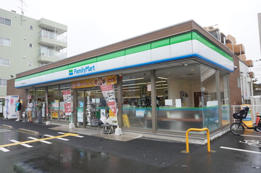 コンビニ　ファミリーマート さいたま鈴谷四丁目店（コンビニ）まで389m