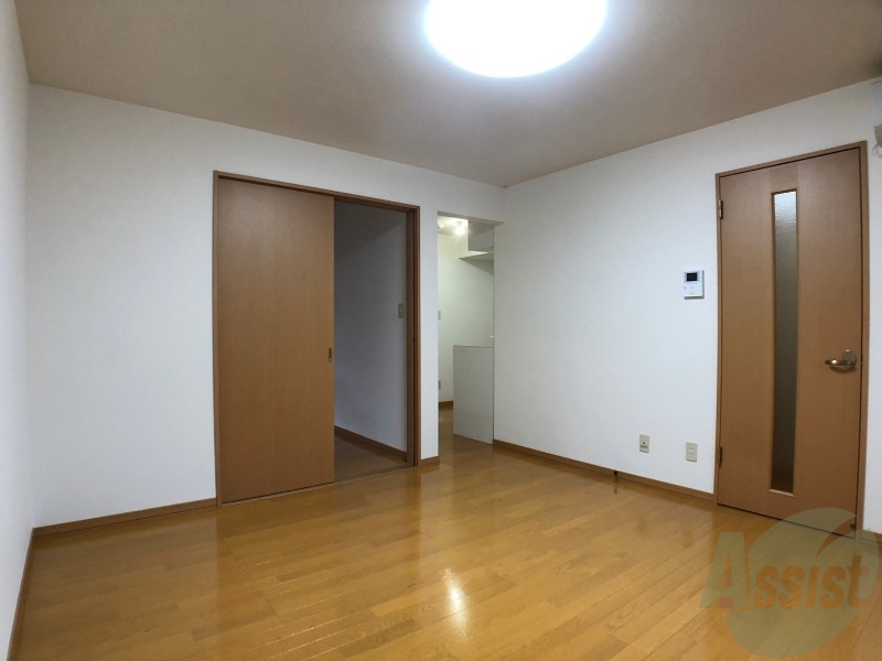 居室・リビング　木目のフローリングは落ち着きのある印象のお部屋になりますね。