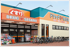 ドラックストア　ドラッグセガミ北新宿店（ドラッグストア）まで877m