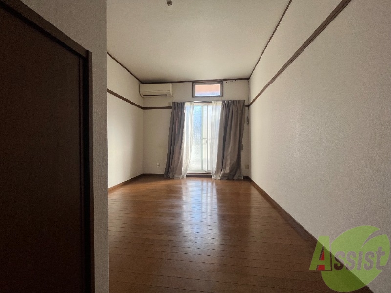 居室・リビング　７帖の洋室です。生活のメインとなる部屋ですね。