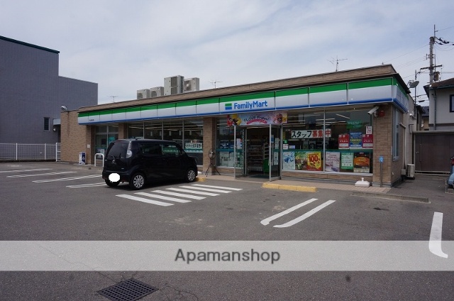 コンビニ　ファミリーマート（コンビニ）まで390m