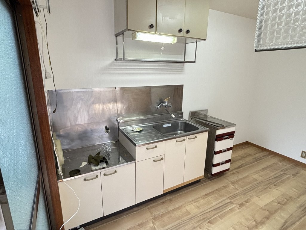 キッチン　２口コンロ設置可　冷蔵庫等も置けます
