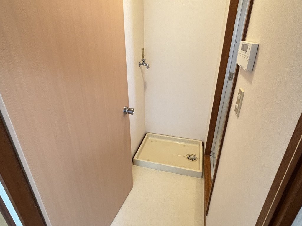 洗面設備　扉付き脱衣所　洗濯機置場