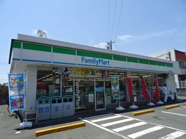コンビニ　ファミリーマート（コンビニ）まで691m
