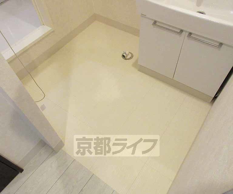 洗面設備　脱衣所広めです
