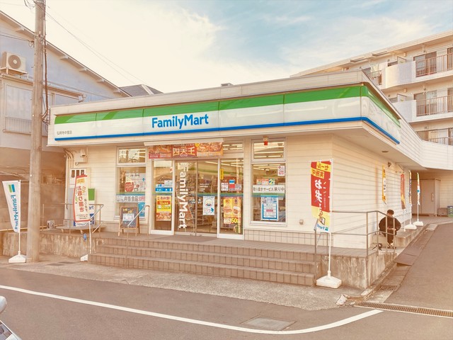 コンビニ　ファミリーマート弘明寺中里店（コンビニ）まで382m