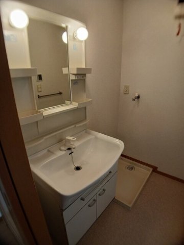 洗面設備　明るい洗面所です