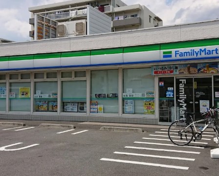 コンビニ　ファミリーマート アイダ草加中央店（コンビニ）まで246m