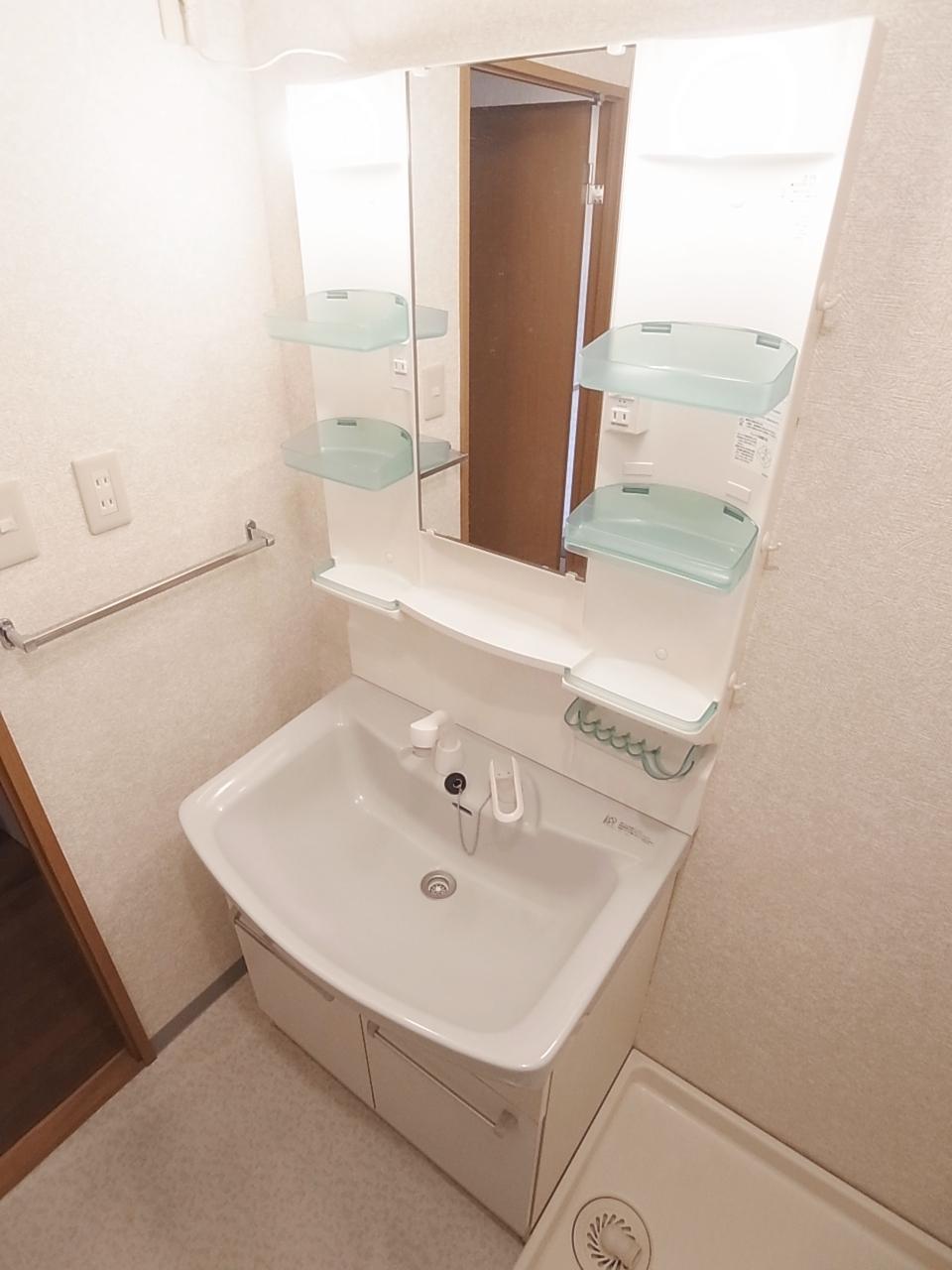 洗面設備　朝の身だしなみ確認に嬉しい独立洗面台