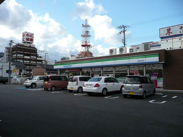 コンビニ　ファミリーマート和歌山築地店様（コンビニ）まで160m