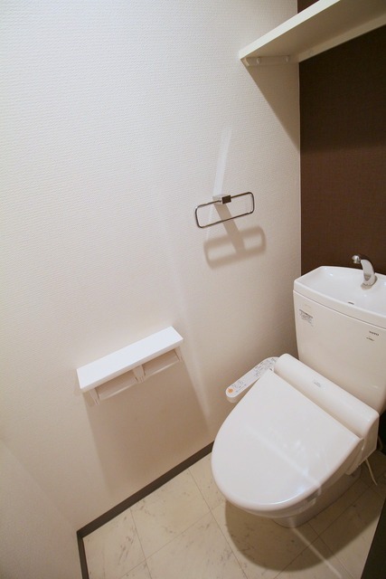 トイレ　※同間取り別部屋の写真です。内装の色など異なる場合がございま