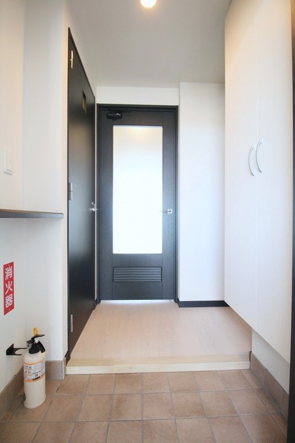 玄関　※同間取り別部屋の写真です。内装の色など異なる場合がございま