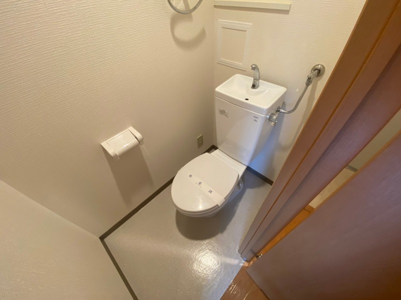 トイレ　こちらはトイレです。清潔感があり、安心して使用できます。