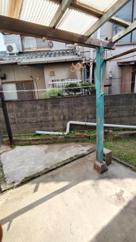 庭　中庭は屋根があるので雨でも洗濯物が干せて便利