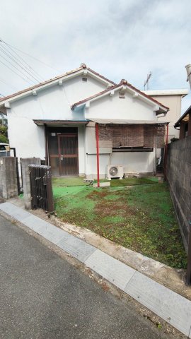 建物外観　駐車スペース有。軽自動車１台停めれます。
