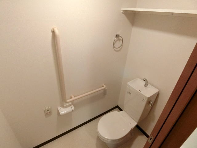 トイレ　手すり付き