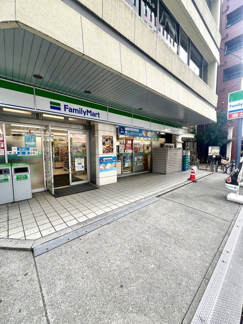 コンビニ　ファミリーマート久太郎町二丁目店（コンビニ）まで50m