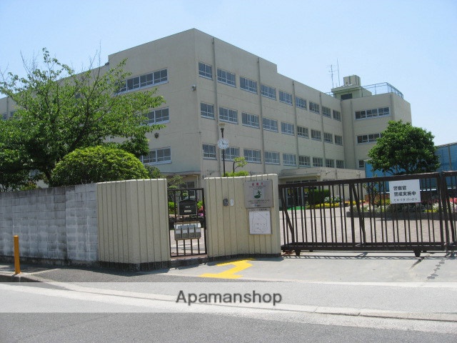 中学校　高槻市立如是中学校（中学校）まで502m