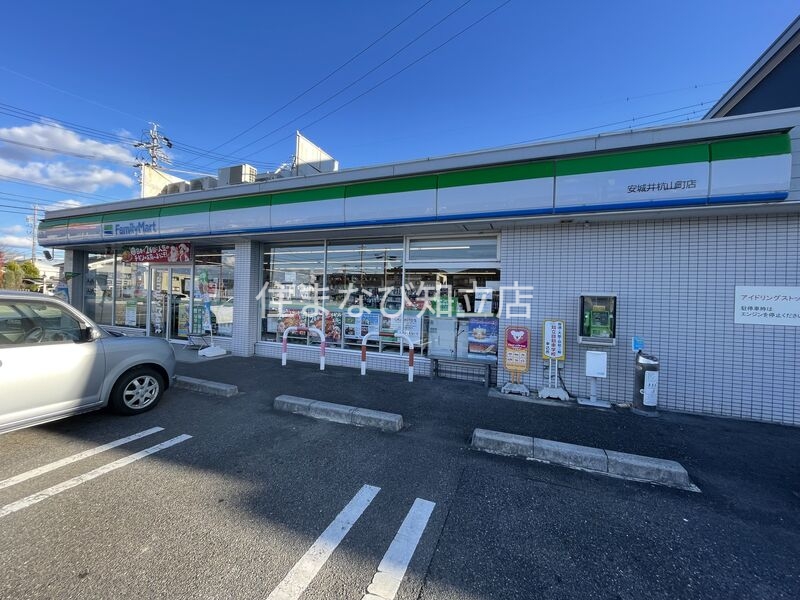 コンビニ　ファミリーマート安城井杭山町店（コンビニ）まで855m