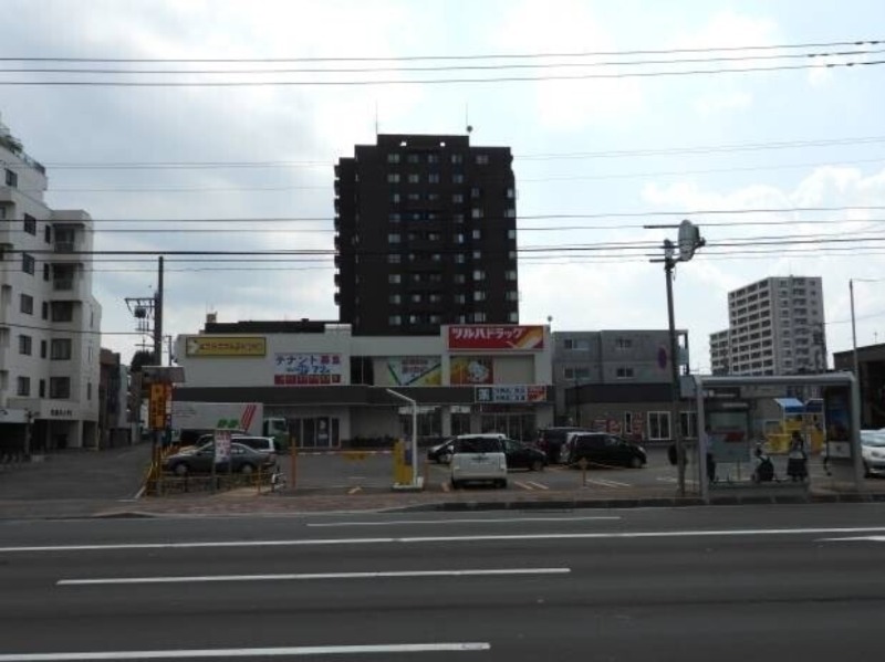 ドラックストア　ツルハドラッグ麻生店（ドラッグストア）まで409m