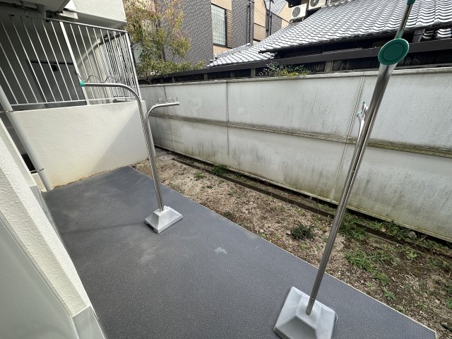 バルコニー　1階なので庭感覚で利用可能です。
