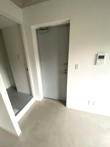 ＪＲ総武線 千葉駅 バス乗車時間：15分 最寄りバス停で下車 徒歩5分 4階建 築11年の玄関写真