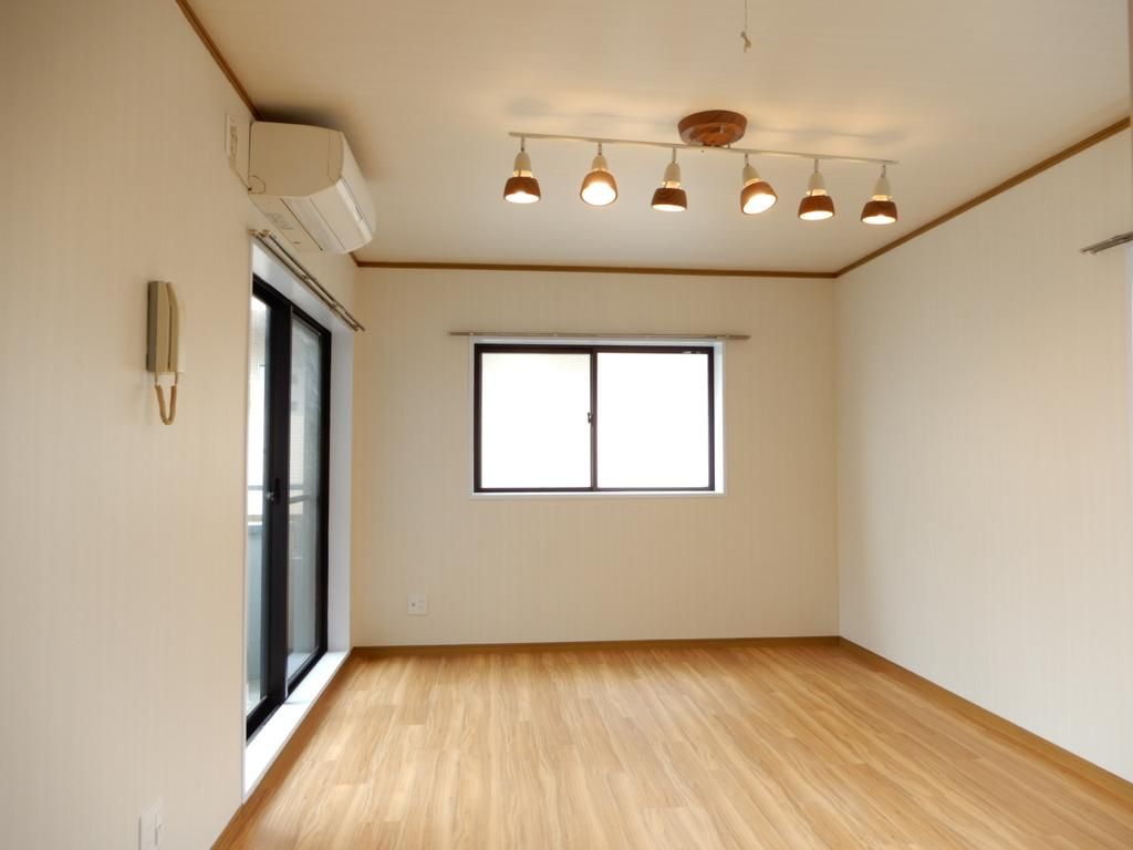 法 外 学 OK メゾンクレソンIIの居間写真
