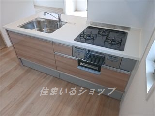 キッチン　３口ガスコンロ・グリル付きシステムキッチン
