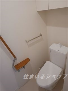トイレ　シャワートイレ・手すり・収納棚あり