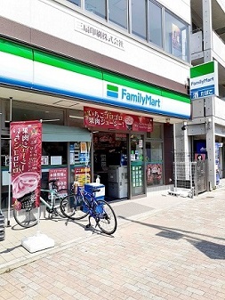 コンビニ　ファミリーマート新宿余丁町店（コンビニ）まで229m