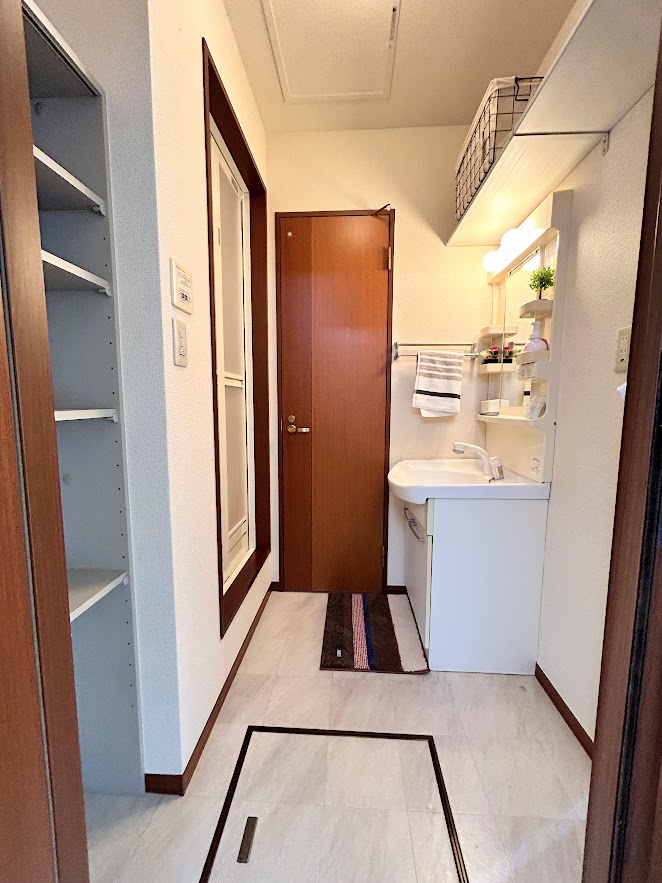 洗面設備　身支度の際に便利なシャワー付き洗面化粧台