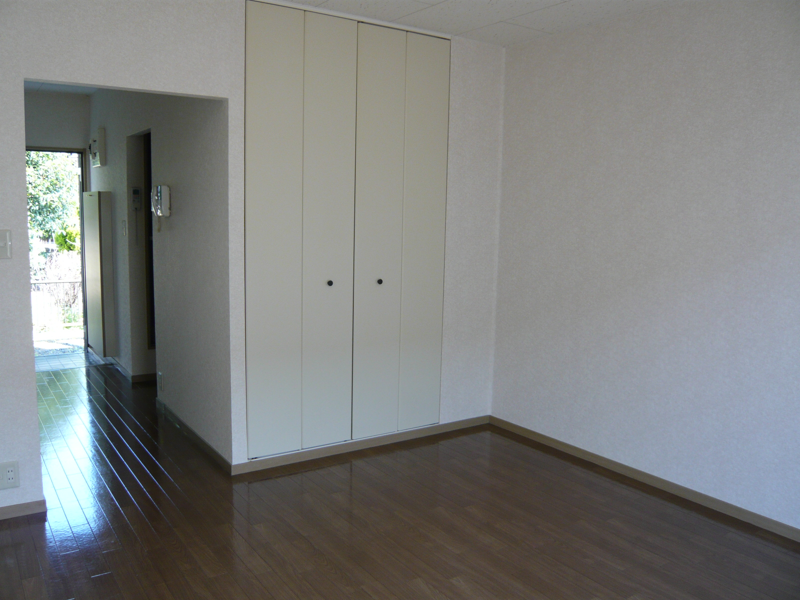 居室・リビング　居室からキッチン